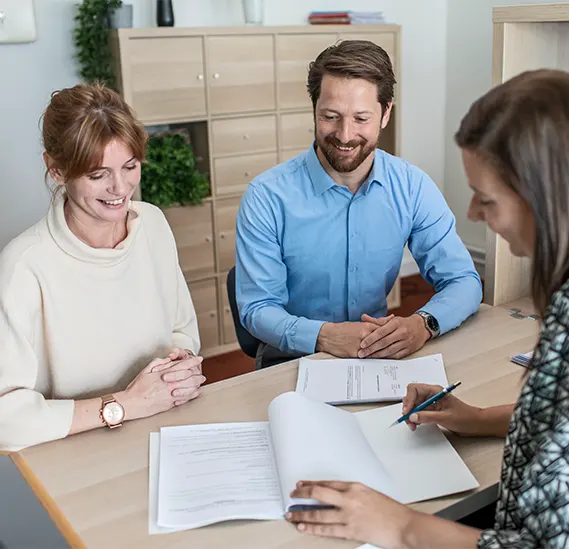 Klant en bankadviseur van Alitos bespreken pensioenopties tijdens een klankbordsessie.